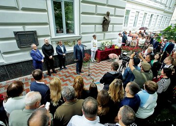 Олег Синєгубов вшанував пам’ять одного з авторів Конституції України – Василя Тація Олег Синєгубов вшанував пам’ять одного з авторів Конституції України – Василя Тація