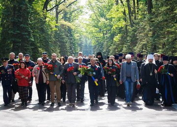 Олег Синєгубов вшанував пам’ять полеглих у Другій світовій війні Олег Синєгубов вшанував пам’ять полеглих у Другій світовій війні