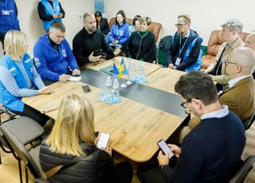 Олег Синєгубов з міжнародними партнерами відвідали гуртожиток, де проживають переселенці