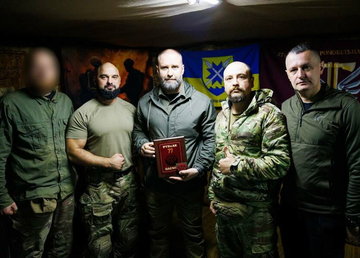 Олег Синєгубов зустрівся на позиціях з бійцями 77-ї окремої аеромобільної Наддніпрянської бригади ДШВ ЗС України Олег Синєгубов зустрівся на позиціях з бійцями 77-ї окремої аеромобільної Наддніпрянської бригади ДШВ ЗС України
