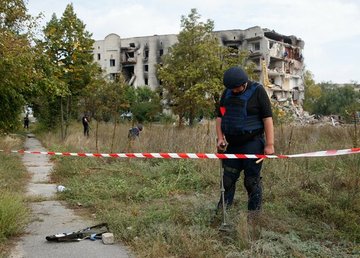 Піротехніки розміновують деокупований Ізюм