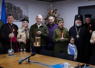 Пластуны передали Вифлеемский огонь мира громаде Харькова Пластуны передали Вифлеемский огонь мира громаде Харькова