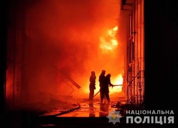 По факту масштабного пожара на территории торгового центра полиция открыла уголовное производство По факту масштабного пожара на территории торгового центра полиция открыла уголовное производство