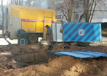 По улице Натальи Ужвий перекладывают сети холодного водоснабжения По улице Натальи Ужвий перекладывают сети холодного водоснабжения