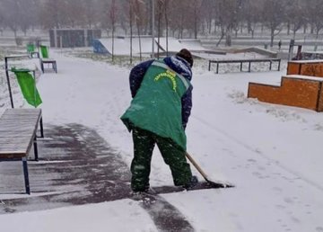 Почти две тысячи коммунальщиков убирали снег в Харькове
