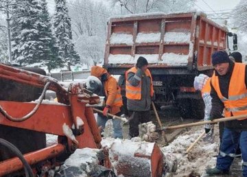 Почти две тысячи коммунальщиков устраняют последствия снегопада