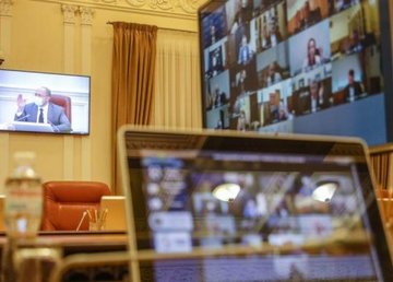 Поддержка людей и бизнеса при введении жесткого карантина. Что предлагает правительство?