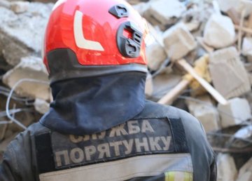 Подразделения ГСЧС продолжают тушить пожары в жилых домах Подразделения ГСЧС продолжают тушить пожары в жилых домах