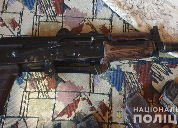 Полицейские Харькова изъяли у горожанина автомат и более 100 патронов