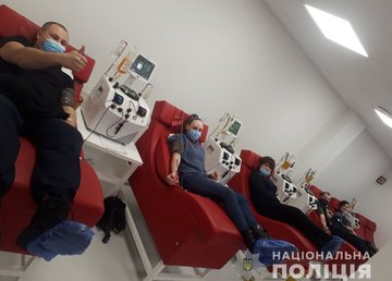 Полицейские Харьковщины сдали плазму, чтобы помочь матери троих детей в борьбе с тяжелой болезнью Полицейские Харьковщины сдали плазму, чтобы помочь матери троих детей в борьбе с тяжелой болезнью