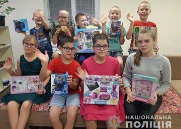Полицейские офицеры общины Малиновской ОТГ совместно со службой по делам детей и семьи передали подарки детям-сиротам Полицейские офицеры общины Малиновской ОТГ совместно со службой по делам детей и семьи передали подарки детям-сиротам