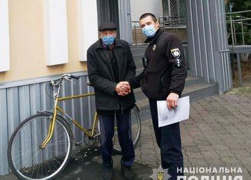Полицейские офицеры общины оперативно вернули пенсионеру похищенный велосипед Полицейские офицеры общины оперативно вернули пенсионеру похищенный велосипед