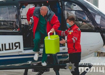 Полицейские транспортировали из Винницы до медицинских учреждений Киева донорские органы для спасения четырех человек Полицейские транспортировали из Винницы до медицинских учреждений Киева донорские органы для спасения четырех человек