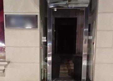 Полицейские устанавливают лиц, причастных к повреждению имущества магазина в центре Харькова Полицейские устанавливают лиц, причастных к повреждению имущества магазина в центре Харькова