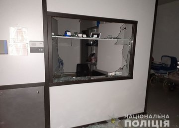 Полицейские устанавливают личность злоумышленника, причастного к краже из ломбарда в Харькове Полицейские устанавливают личность злоумышленника, причастного к краже из ломбарда в Харькове