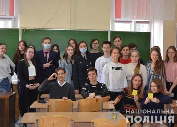Полицейские вместе с активистами заботятся о правовой осведомленности учащихся учебных заведений Харькова Полицейские вместе с активистами заботятся о правовой осведомленности учащихся учебных заведений Харькова