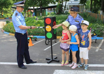 Полицейские вместе со школьниками подготовили социальный ролик по соблюдению правил дорожного движения