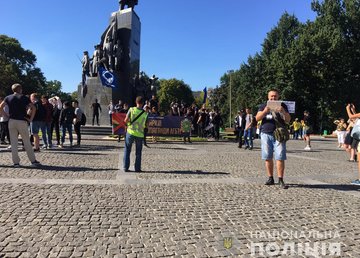 Полиция обеспечила правопорядок во время массовых мероприятий в Харькове Полиция обеспечила правопорядок во время массовых мероприятий в Харькове