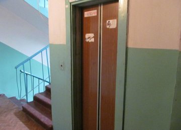 Полиция оперативно задержала мужчину, который в лифте напал на харьковчанина