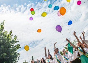 Последние звонки, ВНО и каникулы: в Харькове завершается учебный год