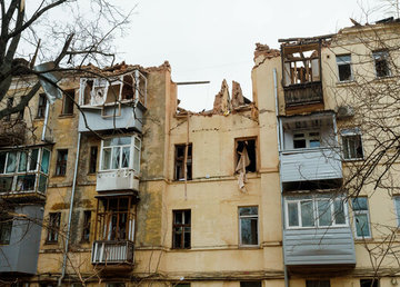 Постраждалий від ракетного удару по житловому будинку в Харкові – у стані середньої тяжкості