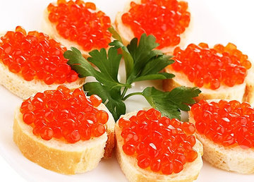 Праздничный стол с некачественной красной икрой