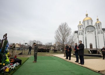 Президент і глави іноземних держав та урядів ушанували пам’ять жителів Бучі, які загинули під час російської окупації