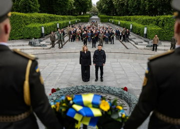 Президент і перша леді вшанували пам’ять загиблих у Другій світовій війні Президент і перша леді вшанували пам’ять загиблих у Другій світовій війні