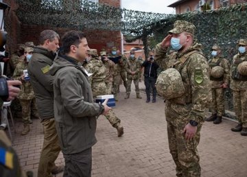 Президент посетил позиции украинских войск в Донбассе Президент посетил позиции украинских войск в Донбассе
