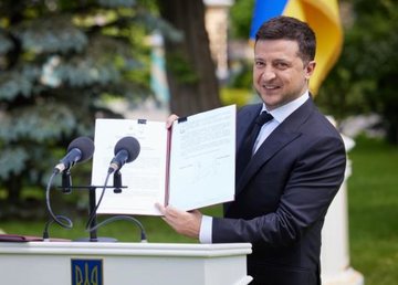 Президент повысил зарплату врачам до 20 тыс. грн