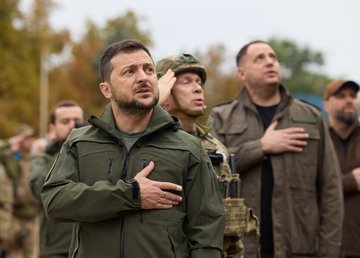 Президент принял участие в церемонии поднятия Государственного флага в деоккупированном Изюме Президент принял участие в церемонии поднятия Государственного флага в деоккупированном Изюме