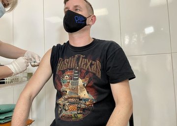 Прививку от COVID-19 получил Сергей Жадан