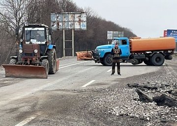 Рабочие «Харьковских теплосетей» участвуют в расчистке дороги на Чугуев 