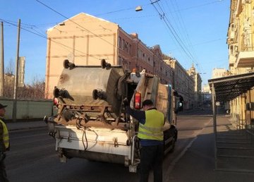 Рабочие КВБО наводят порядок в центре Харькова Рабочие КВБО наводят порядок в центре Харькова