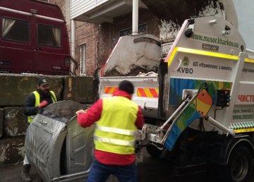 Рабочие КВБО наводят порядок в части Киевского района Рабочие КВБО наводят порядок в части Киевского района