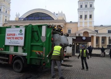 Рабочие КВБО наводят порядок в районе Южного вокзала