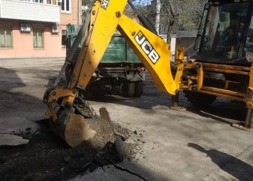 Рабочие «Теплосетей» ремонтируют поврежденные трубопроводы 