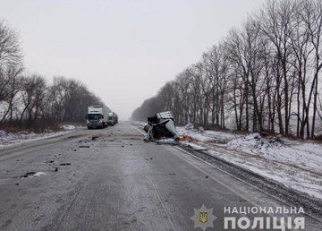 Работники полиции выясняют обстоятельства тройного ДТП на Харьковщине Работники полиции выясняют обстоятельства тройного ДТП на Харьковщине