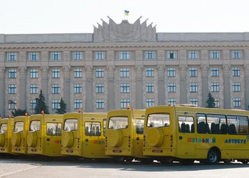 Районы и ОТГ области получили 18 новых школьных автобусов