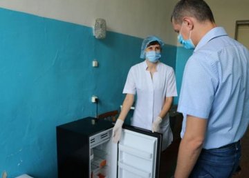 Роман Семенуха посетил центр массовой вакцинации против COVID-19 в Купянске Роман Семенуха посетил центр массовой вакцинации против COVID-19 в Купянске