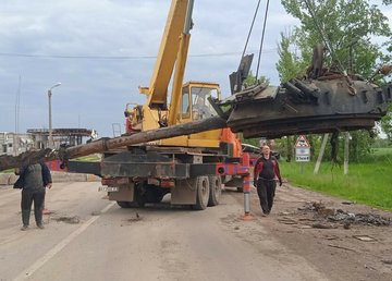 С дорог Харьковщины убирают разбитую технику и поваленные деревья