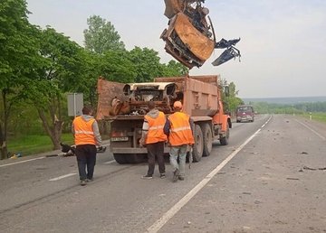 С государственных дорог Харьковской области убирают автомобили, разбитые обстрелами оккупантов