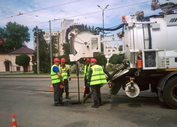 С начала года в городе прочистили 370 километров сетей водоотведения С начала года в городе прочистили 370 километров сетей водоотведения