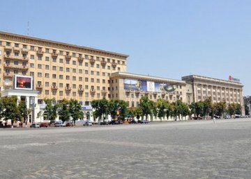 С понедельника на площади Свободы закрывается движение транспорта С понедельника на площади Свободы закрывается движение транспорта