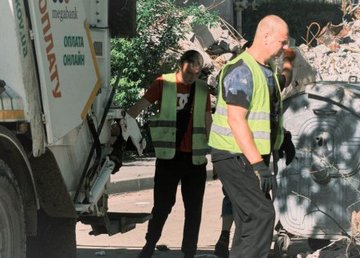 Северную Салтовку продолжают приводить в порядок после обстрелов Северную Салтовку продолжают приводить в порядок после обстрелов