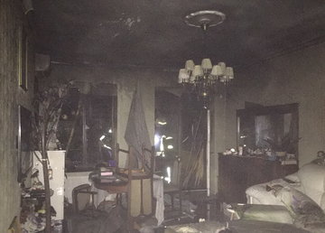 Шевченковский район: во время пожара на балконе жилой пятиэтажки спасатели эвакуировали мужчину