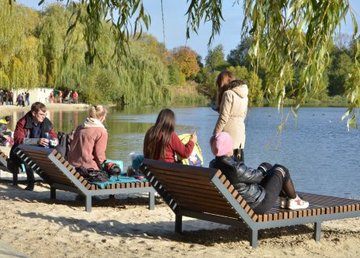 Шезлонги и волейбольное поле - на Петренках обустроили пляжную зону 