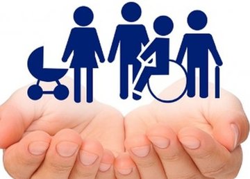 Социальные работники доставляют гуманитарную помощь пожилым харьковчанам