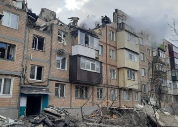 Спасатели продолжают проводить поисковые работы и разбирать завалы Спасатели продолжают проводить поисковые работы и разбирать завалы