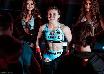 Степанова "задушила" россиянку и выиграла чемпионский пояс Степанова "задушила" россиянку и выиграла чемпионский пояс